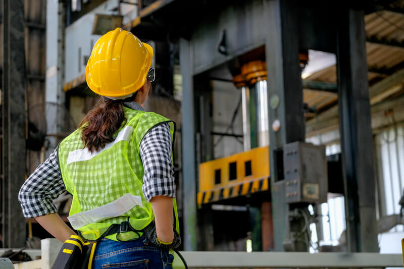 protecao de maquinas mulher industria