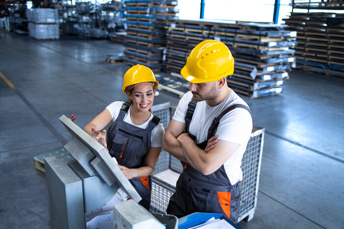 manutencao maquinas industriais tecnicos fazendo analise