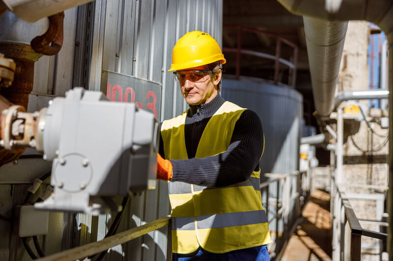 seguranca do trabalho engenheiro operando maquina