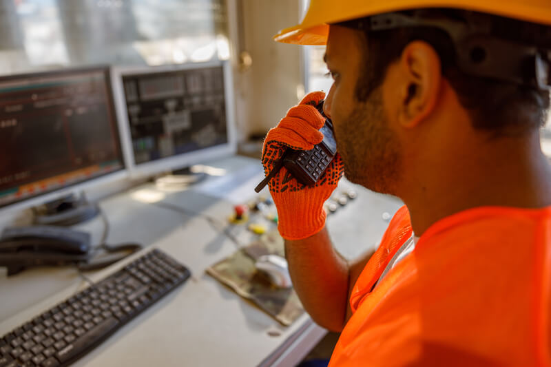 seguranca do trabalho homem olhando computadores