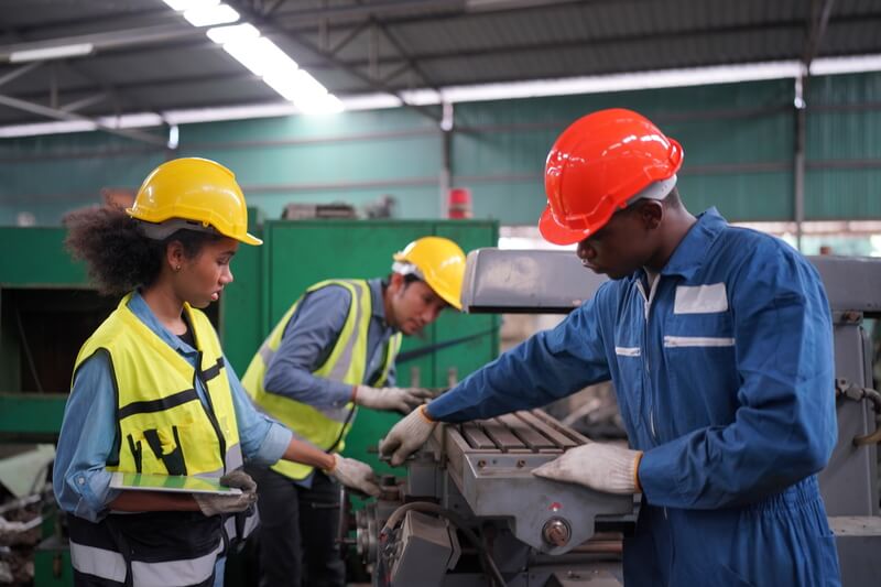 curso nr12 colaboradores fabrica capacete