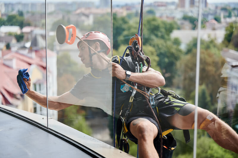 risco fisico homem limpando vidro