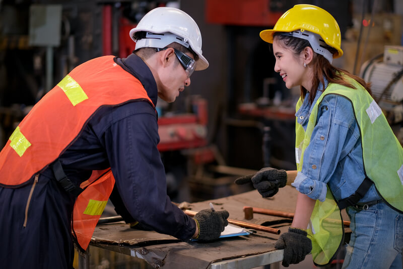 tecnico em seguranca do trabalho trabalhadores conversando